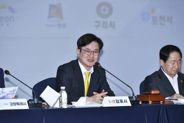 경기도시장군수협의회 제10차 회의가 지난 25일 김포미디어아트센터에서 열렸다.