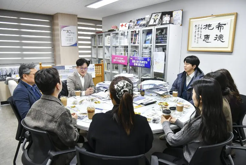 김병수 김포시장이 ‘청렴 팝업 카페’에서 직원들과 자유로운 분위기 속에서 대화를 나누고 있다.