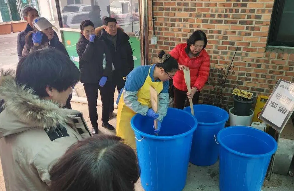 친환경농업 교육 모습(아인산염 제조 실습)