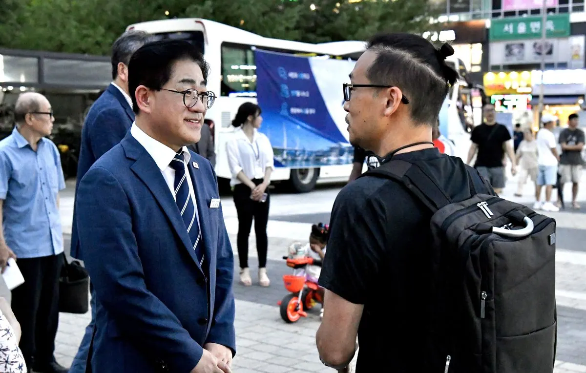 김포시는 28일 오후 6시부터 8시까지 김포골드라인 구래역 광장에서 「시장이 온(ON)다!」 이동시장실 첫 회차를 운영했다. * 사진은 1,2,4,6,5번 사진입니다