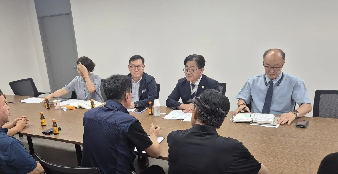 이기형 김포시장이 가로청소 근로자와 정담회를 가졌다.