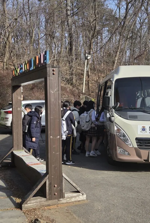 0지원으로 AI 교실 구축을 완료한 교실 현황(김포고) 3 김병수 시장이 교육 현장을 찾아 살피고 있다 * 홈페이지에 게재된 사진은 3,1,2번 사진입니다