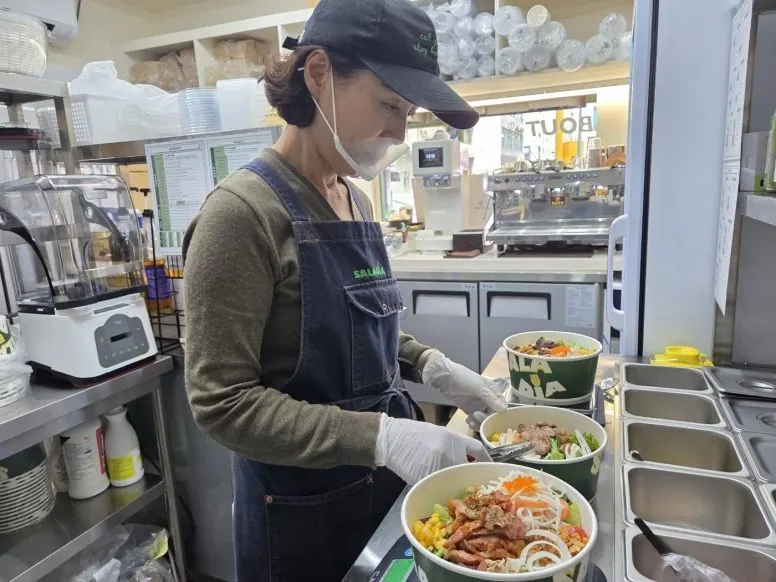 1 샐러디아 매장 2 두부사업단 3 스쿨존 교통지원 4 어린이집 돌봄 도우미 5 GS편의점 개소식 6 실버카페 * 홈페이지에 게재된 사진은 1,2,3,5,6번 사진입니다