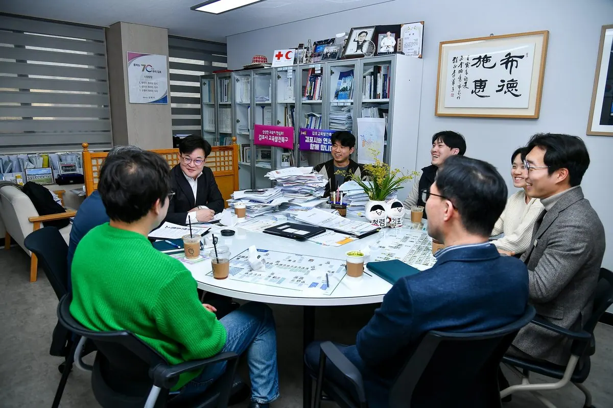 1,2 김병수 김포시장이 ‘청렴 팝업 카페’에서 감사관 직원들과 편안한 분위기 속에서 대화를 나누고 있다.