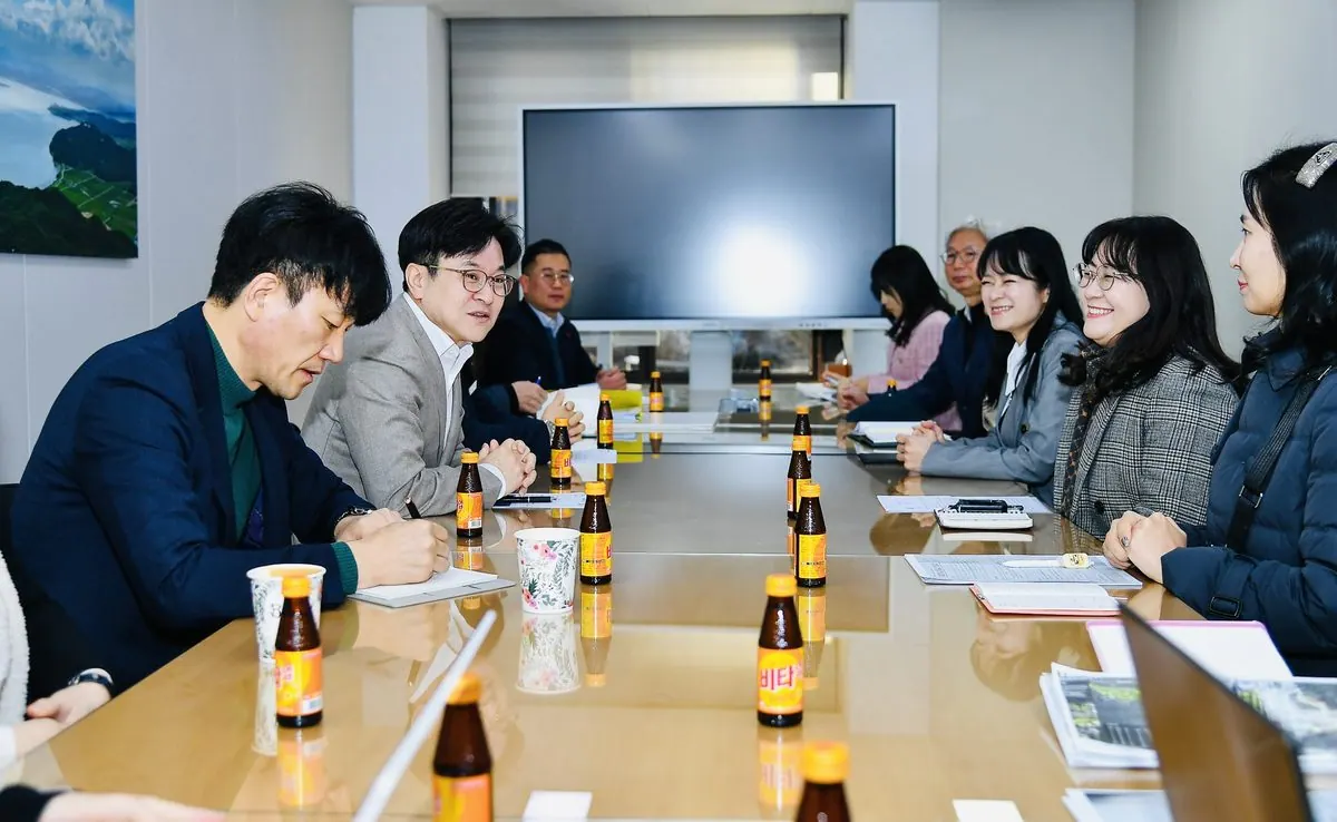 김포시가 20일 새솔학교 비상대책학부모위원회 및 학교측과의 간담회를 개최했다.