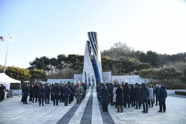 김포시장, 새해 첫 일정으로 현충탑 참배…병오년 시정 방향 제시 사진 2