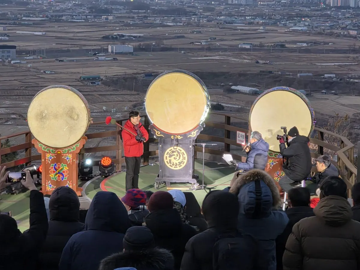 김포시와 김포시체육회·김포시장애인체육회가 지난 1일 하성면 봉성산에서 ‘2026 봉성산 해맞이 행사’를 개최했다. 1 새해 희망을 기원하는 대북타고 2,3,4,7 새해와 행사에 참여한 시민들 5 성악 앙상블 ‘벨라보
