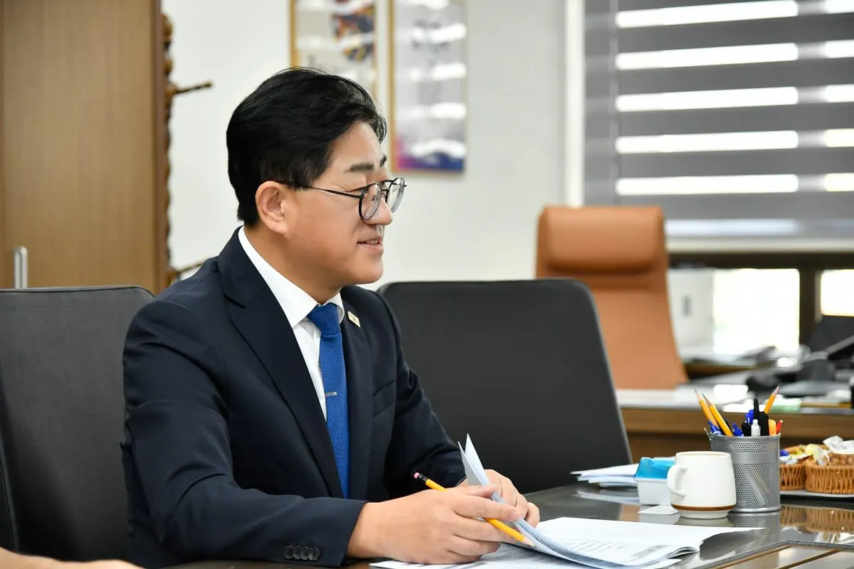1,2,3 이기형 시장은 24일 인천출입국·외국인청장을 만나 계절근로자의 안정적 관리 및 외국인 인권보호에 대해 논의했다. 4 현장방문사진. 좌로부터 외국인청 관계자, 농업정책과장, 외국인청장, 농가주.
