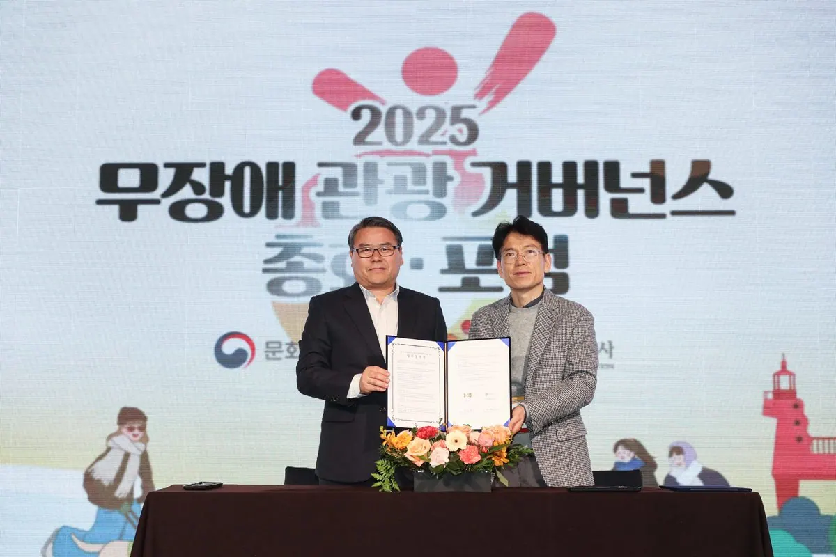 김포시(신승호 교육문화국장)가 한국관광공사와 열린 관광지 조성 협약을 체결하고 있다.