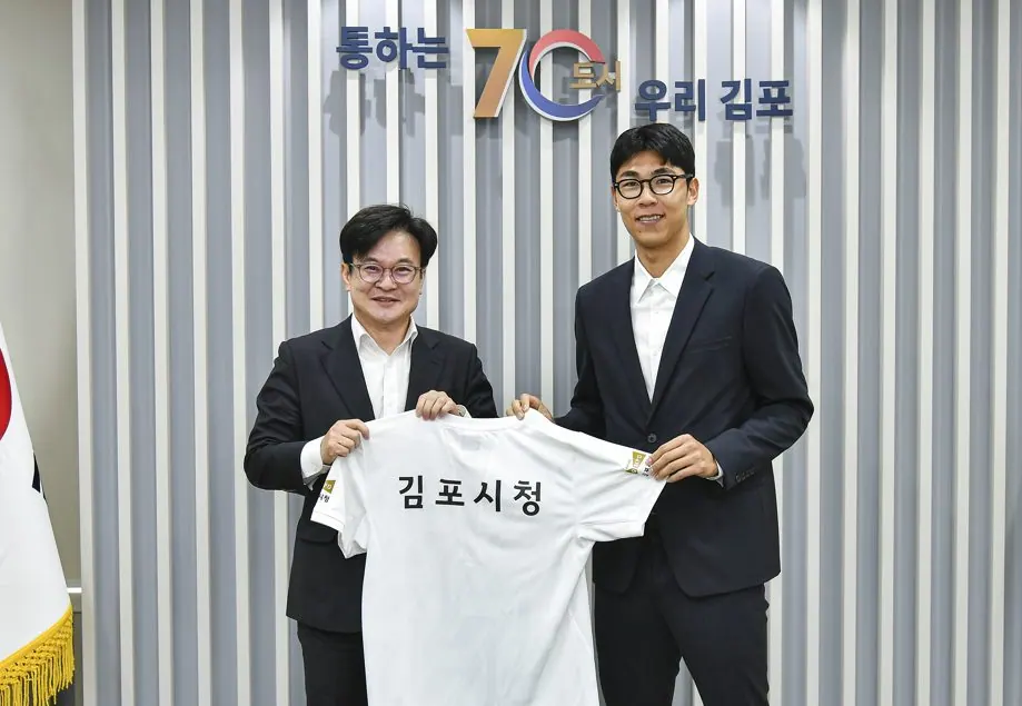 김병수 김포시장이 정현 선수의 김포시 테니스팀 입단을 환영하고 있다.