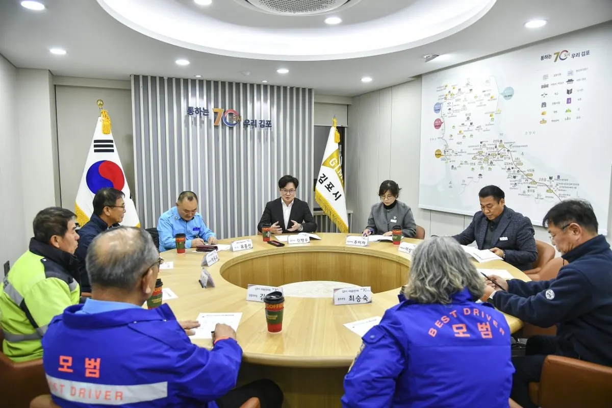 김포시가 16일 김포시청에서 김포시 모범운전자회 임원들과 간담회를 개최했다.