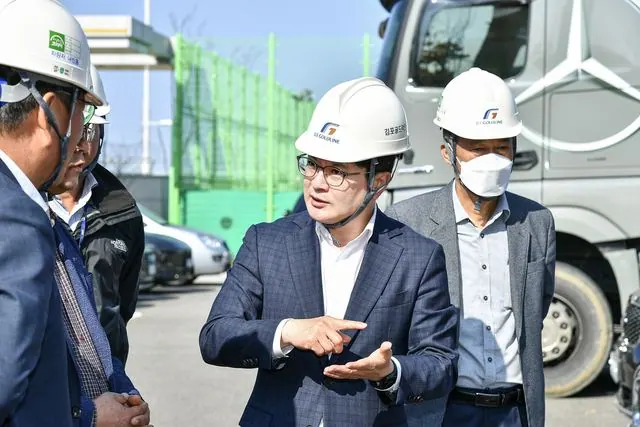 김병수 김포시장이 골드라인 차량 반입 현장에서 꼼꼼히 점검중인