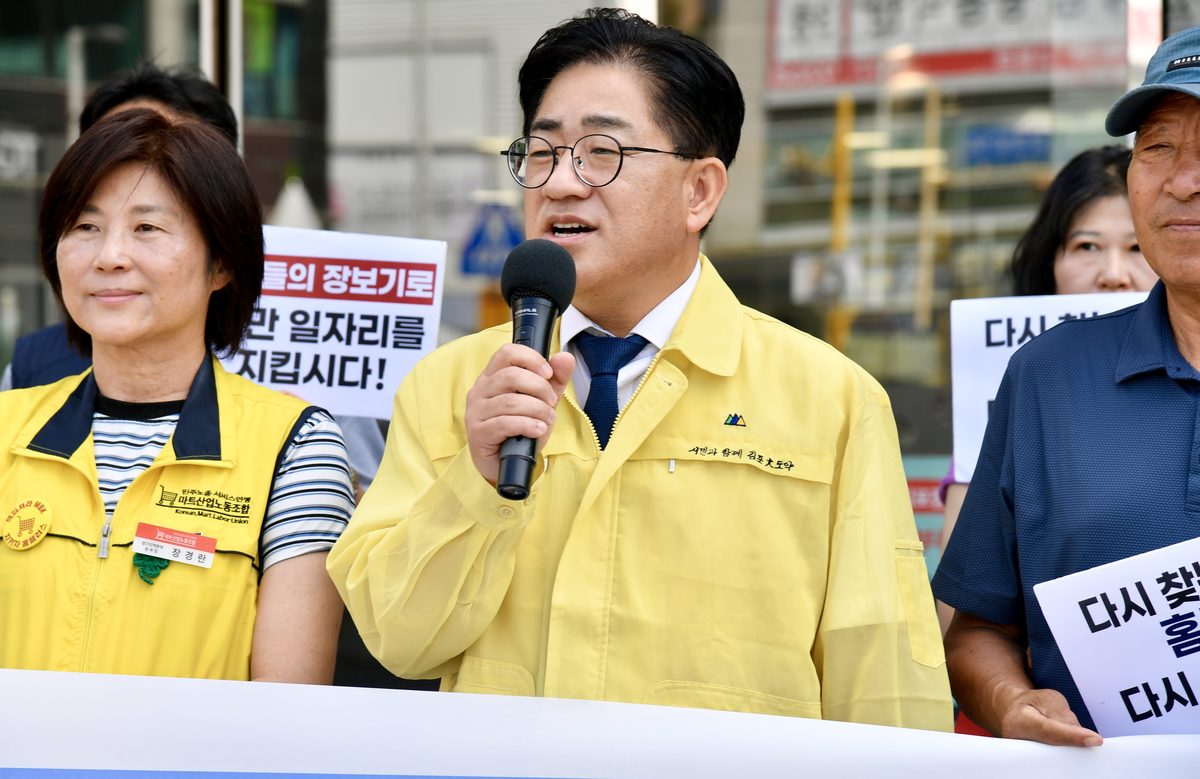 이기형 시장이 18일 홈플러스 김포점 재개장 현장을 찾아 영업 재개를 축하하고, 매장 노동자와 입점업체 관계자들을 격려했다.