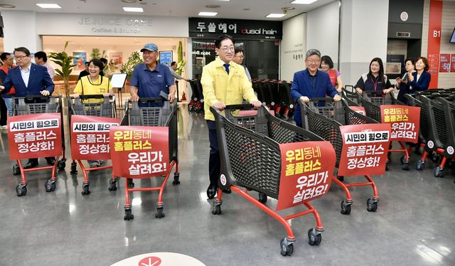 김포 홈플러스 재개장 현장에 이기형 시장 방문 사진 3