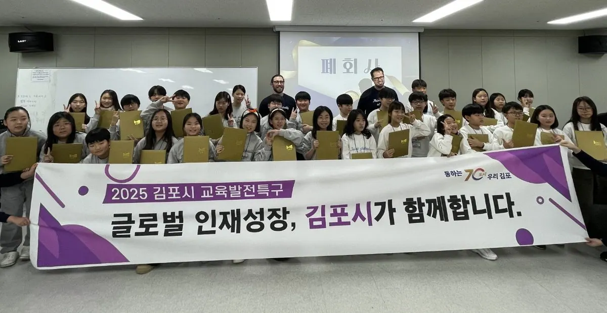 1 영어캠프 수료식을 진행 중이다 2 학생들이 마카롱 만들기 체험을 진행 중이다 3 학생들이 다른 나라의 문화에 대하여 배우고 있다 4 학생들이 토론수업 준비를 위해 영자신문을 구독하고 있다 5 원어민 강사가 학생과