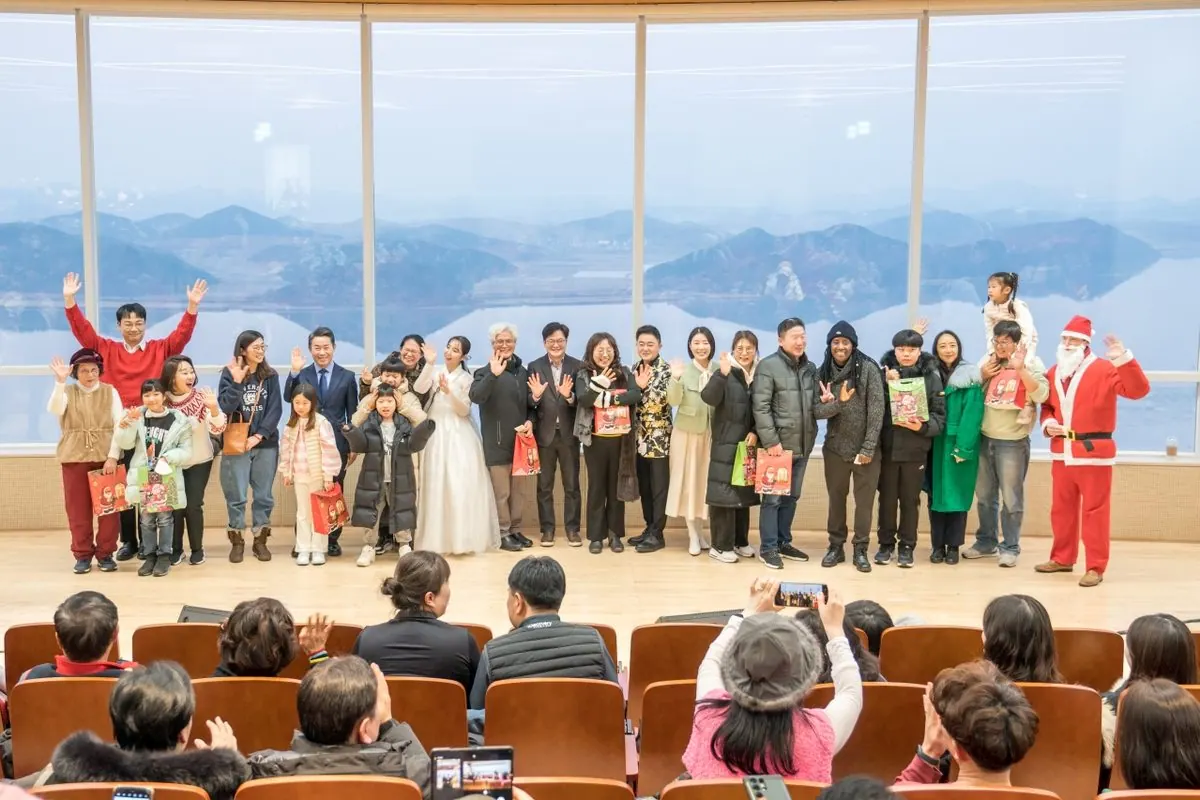 1 지난 2023년 애기봉에서 열린 크리스마스 트리 점등식 행사 2 애기봉 전경 3 김포함상공원 전경