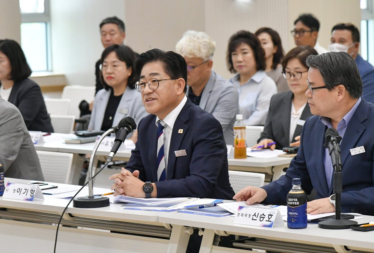 김포시가 20일 김포제조융합혁신센터에서 관내 대규모 건설현장의 지역업체 참여 확대와 지역경제 활성화를 위한 「지역경제 활성화 간담회」를 개최했다.
