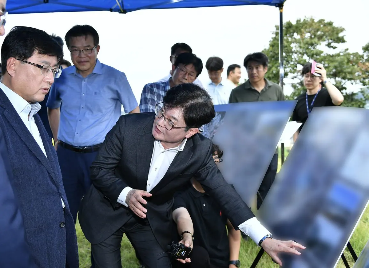 김병수 김포시장이 올해 8월 김포 거물대리 사업 예정지를 방문한 김성환 환경부 장관을 만나 김포환경재생혁신복합단지 조성에 대해 설명하고 있다.