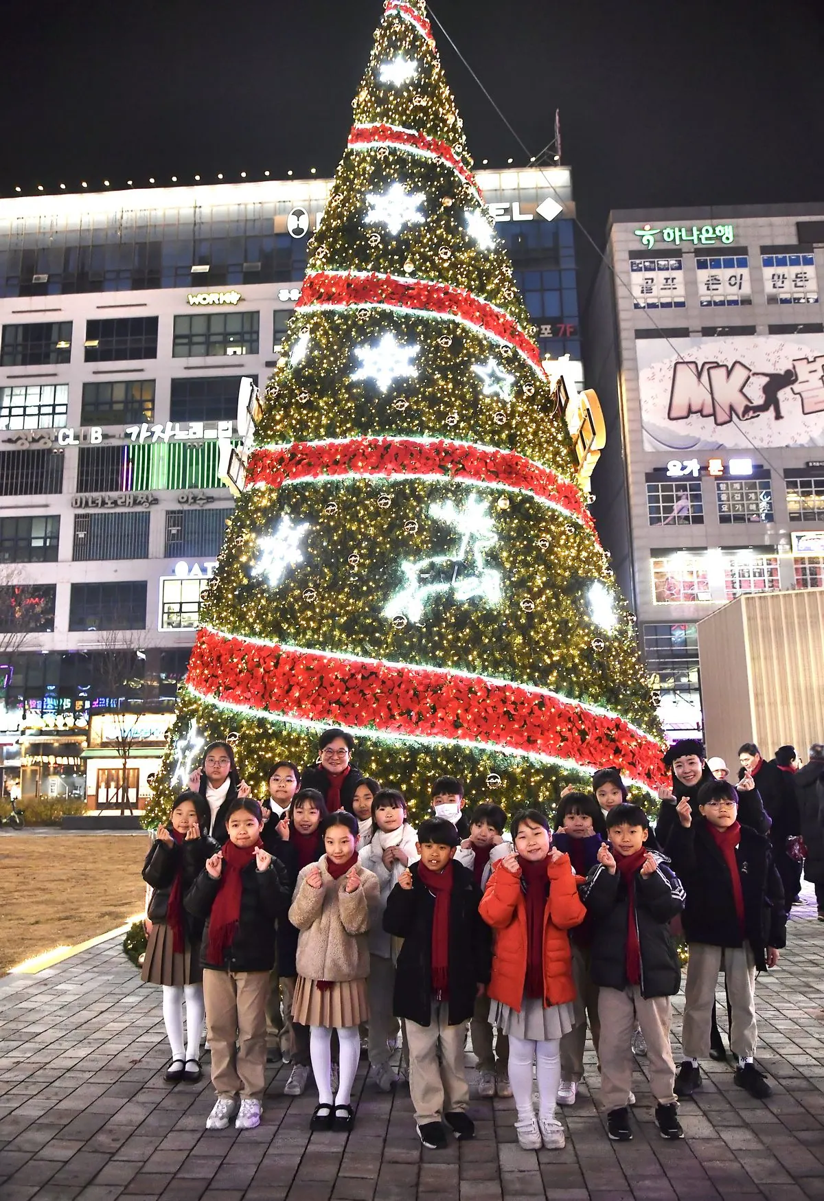 1,2,3 시민들과 함께 트리를 즐기고 있는 김병수 시장 4 인사말을 전하는 김병수 시장 5 예배 중인 김병수 시장과 관계자들