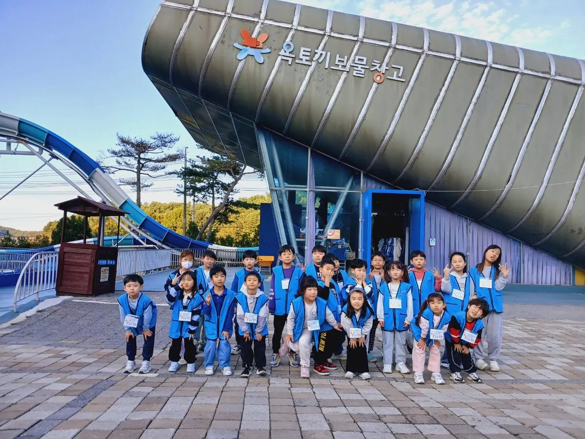 특화 돌봄센터 체험학습 프로그램에 참가한 아동들이 지도교사의 안내를 받으며 활동을 체험하고 있다.