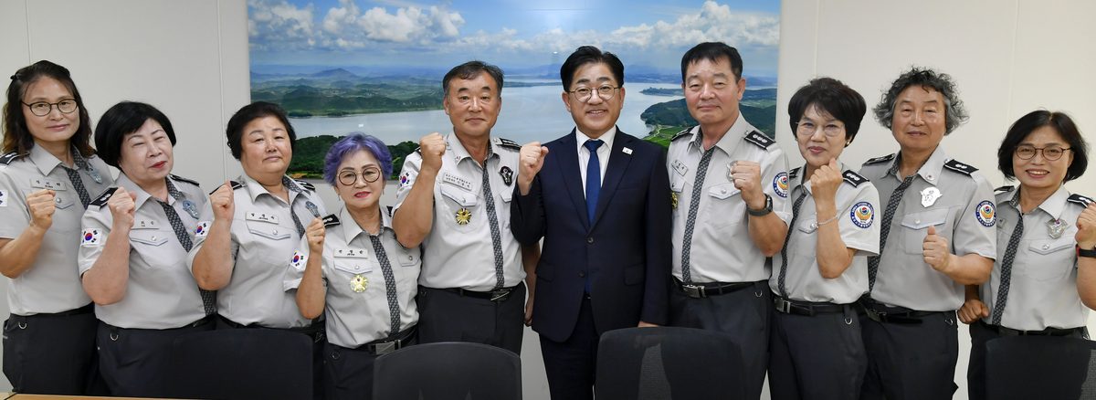 이기형 김포시장이 18일 김포시청 본관 2층 소회의실에서 김포시 자율방범대와 정담회를 갖고 주요 현안과 건의사항을 청취하고 있다.