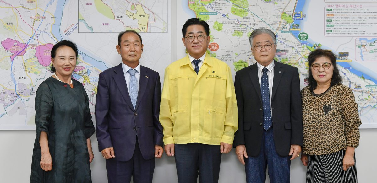 이기형 김포시장이 19일 김포시청 본관 2층 소통실에서 김포시이북도민회 김형렬 회장을 비롯한 임원진과 간담회를 갖고, 이북도민회의 활동과 애로사항을 청취하는 시간을 가졌다.