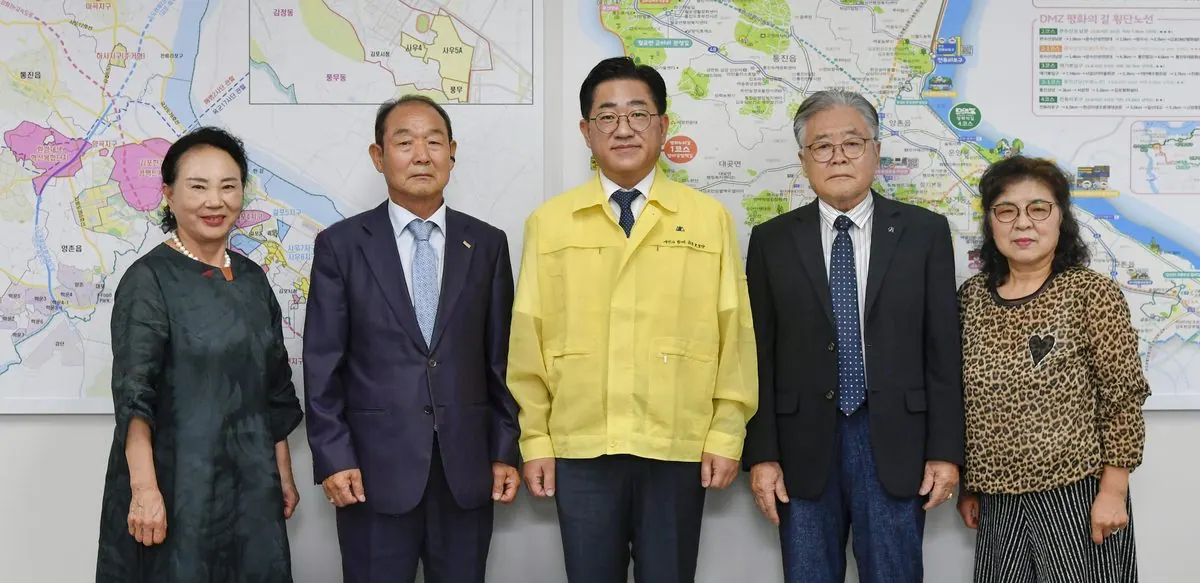 이기형 김포시장이 19일 김포시청 본관 2층 소통실에서 김포시이북도민회 김형렬 회장을 비롯한 임원진과 간담회를 갖고, 이북도민회의 활동과 애로사항을 청취하는 시간을 가졌다.