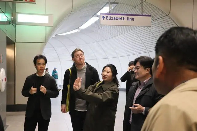 엘리자베스라인 현장을 살피고 있는 김병수 시장과 호킨스 브라운 관계자들