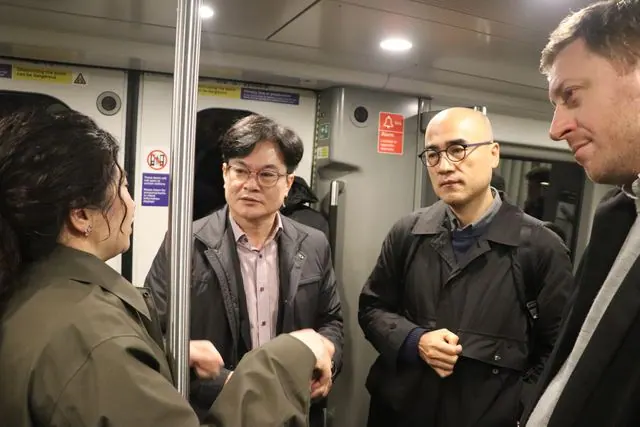 엘리자베스라인 지하철 안에서 관계자들의 설명을 듣고 있는 김병수 시장