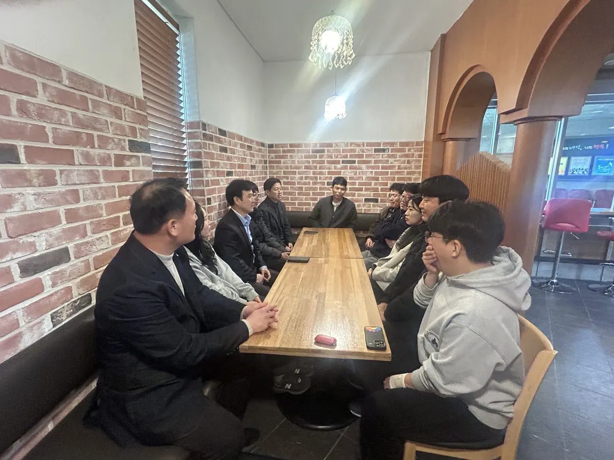 1,2 김포시 공원도시사업본부가 읍면 순회 간담회를 열고 있다. 사진은 두정호 본부장이 참여한 간담회 사진