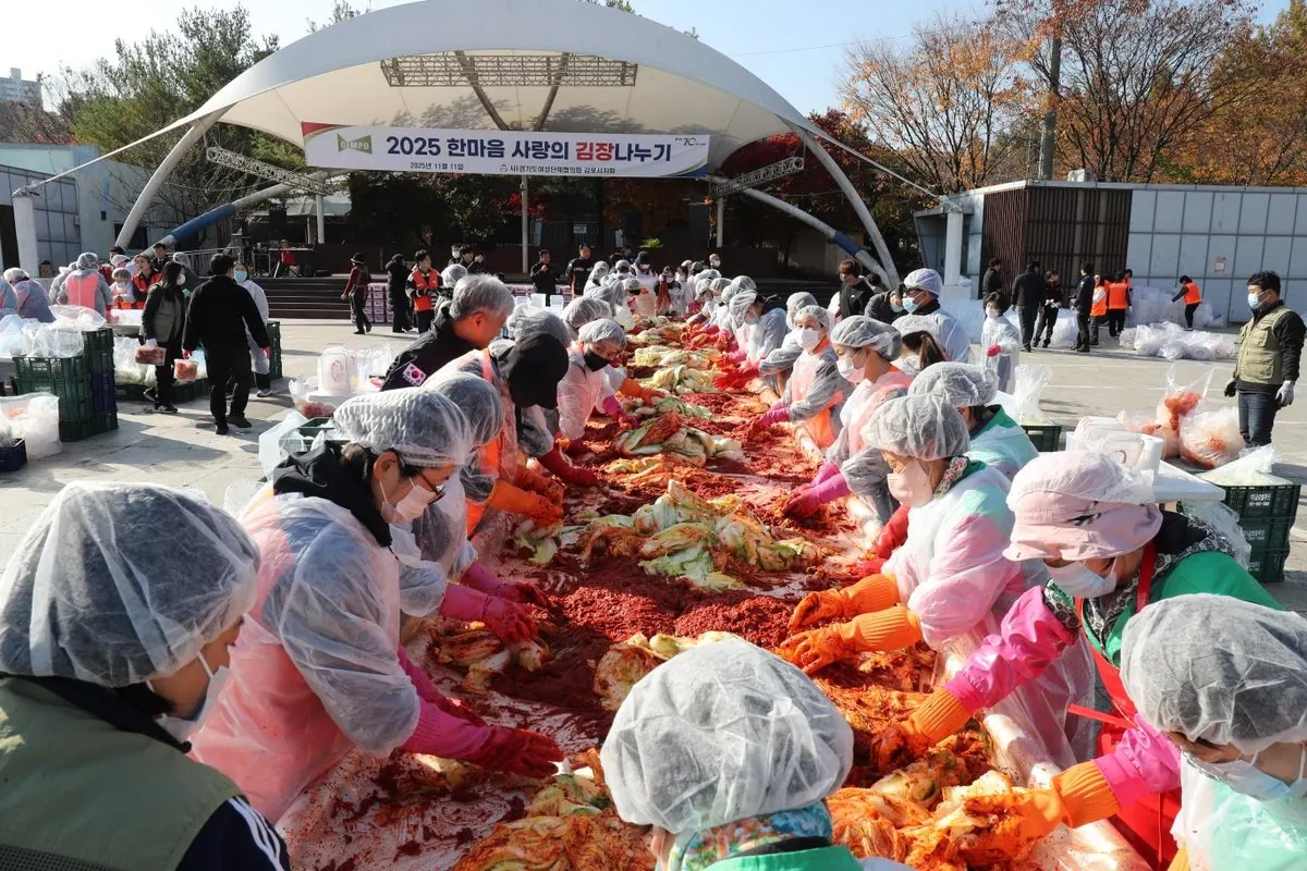 1 (사)경기도여성단체협의회 김포시지회가 지난 11일 사우문화체육광장에서 ‘한마음 사랑의 김장나누기’ 행사를 개최했다. 2,3 김병수 시장은 이날 행사에 참석해 직접 배추를 버무리며 이웃사랑 실천에 동참했다. 4 김