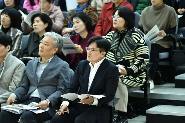 김병수 시장이 시민과 함께 정책토론회에 참여하고 있다