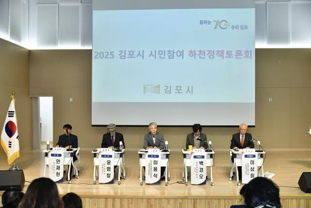 정책토론회에서 인사말을 전하고 있는 김병수 시장