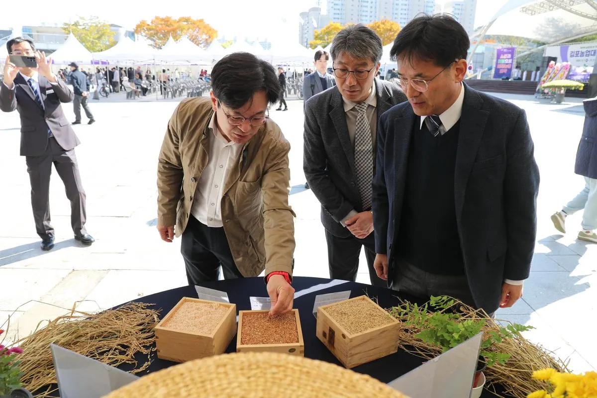 1-5 김포시가 지난 11월 1일부터 2일까지 2일간 사우문화체육광장에서 농업관련 기관 및 단체, 시민 등이 참석한 가운데 ‘제31회 김포농업 대축제 행사’를 개최했다. 1 김포농산물을 살펴보고 있는 김병수 시장 2