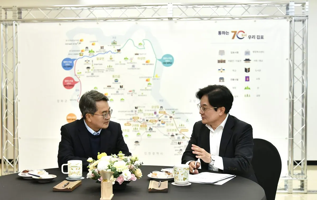 1-3 김병수 김포시장이 3일 김동연 경기도지사와 차담회를 갖고 김포골드라인 전동차 증차 지원 등 김포시민의 안전과 직결된 경기도 차원의 지원을 적극적으로 요청하고 나섰다.
