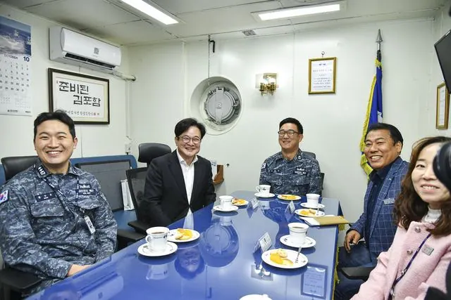 김포함장에서 차담중인