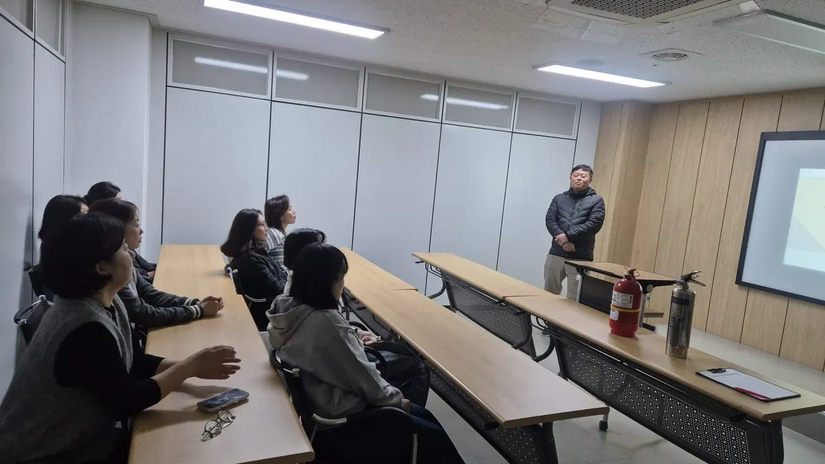민원콜센터 직원 대상 소방훈련에 대해 설명하고 있다.