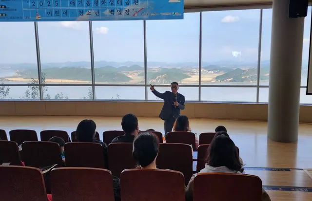 윤명철 교수의 ‘애기봉과 한강하구의 역사’ 강의를 듣고 있다