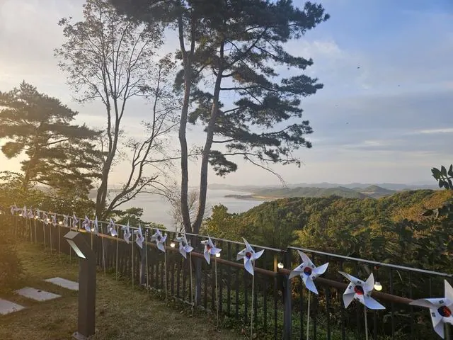 태극기가 설치된 애기봉평화생태공원 전경