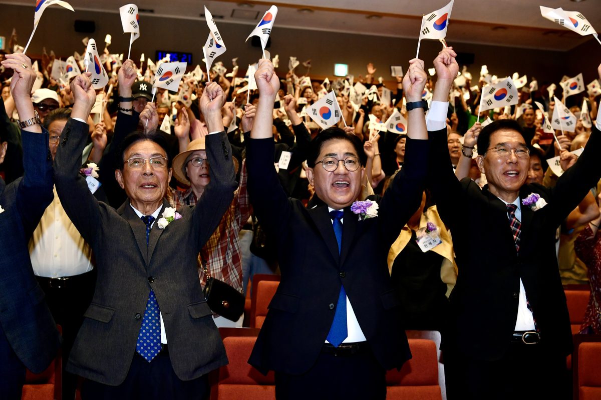 김포시는 15일 오전 10시 김포아트홀에서 제81주년 광복절 경축식을 열었다. 좌로부터 강성보 광복회 김포시지회장, 이기형 김포시장, 김주영 국회의원