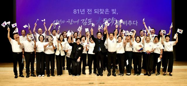 유공자 표창을 받은 이성록님(독립유공자 이영길님의 후손)과 이기형 김포시장