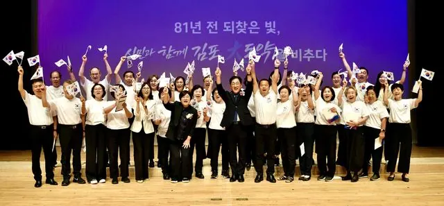 유공자 표창을 받은 이성록님(독립유공자 이영길님의 후손)과 이기형 김포시장