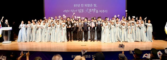 유공자 표창을 받은 최명우님(독립유공자 최우겸님의 후손)과 이기형 김포시장