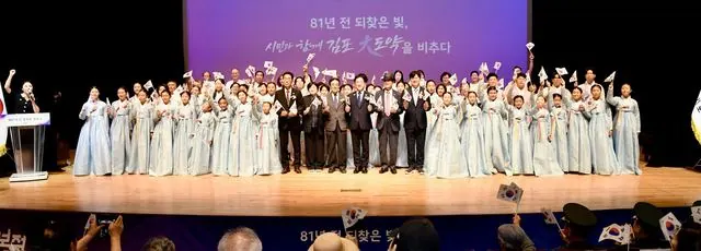 유공자 표창을 받은 최명우님(독립유공자 최우겸님의 후손)과 이기형 김포시장