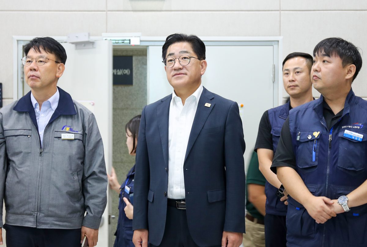 이기형 김포시장이 13일 김포골드라인 현장을 찾아 운영 현황과 혼잡률 완화를 위한 주요 사업 추진 상황을 점검했다.