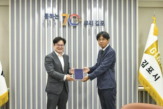 김병수 김포시장(왼쪽), 후루하시 히로키 부과장(오른쪽)