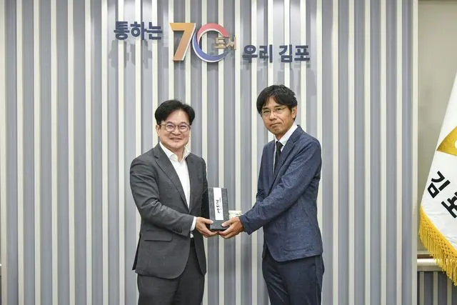 김병수 김포시장(왼쪽), 후루하시 히로키 부과장(오른쪽)