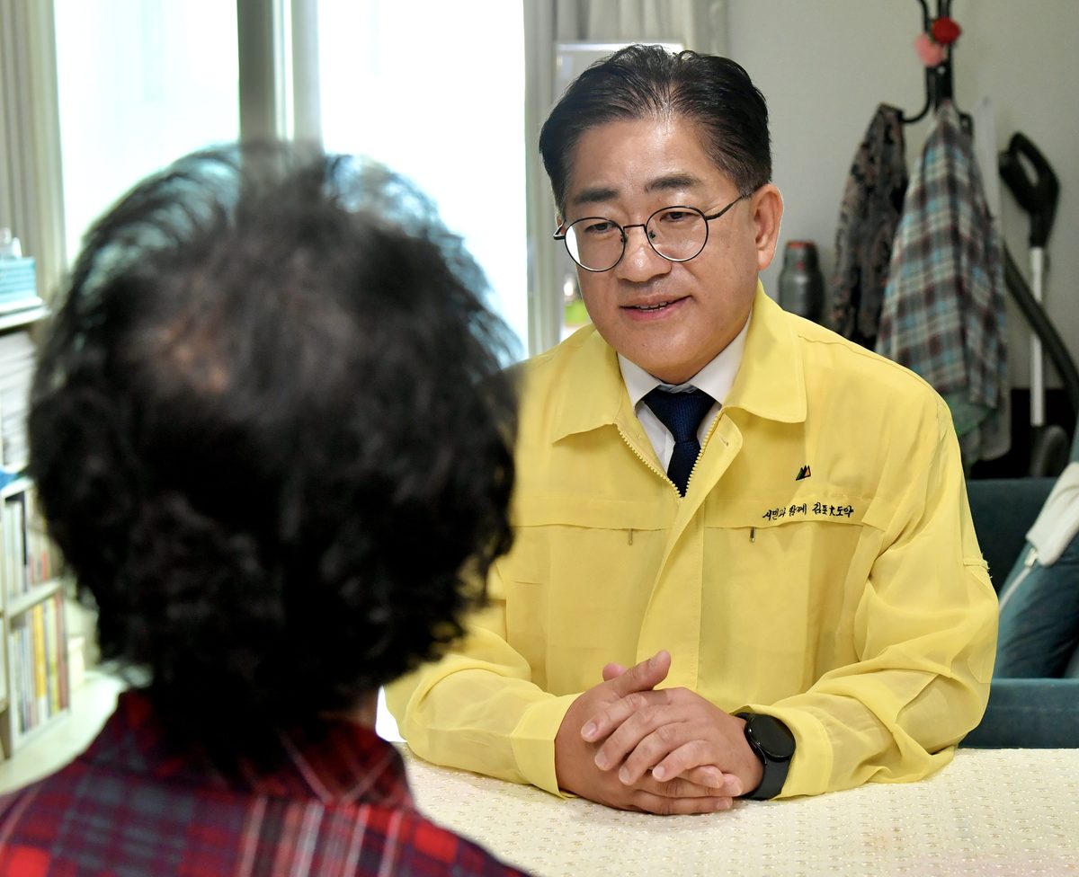 폭염 취약계층 가정을 방문해 안부 확인
