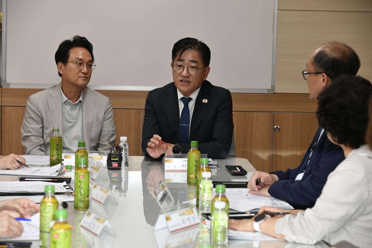 이기형 김포시장이 6일 고촌도담수영장에서 현장 확인하고 있다.