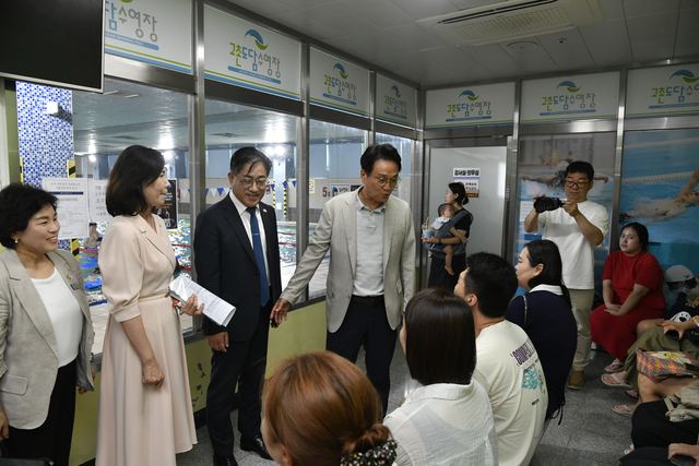 이기형 김포시장이 6일 고촌도담수영장에서 현장 확인하고 있다.